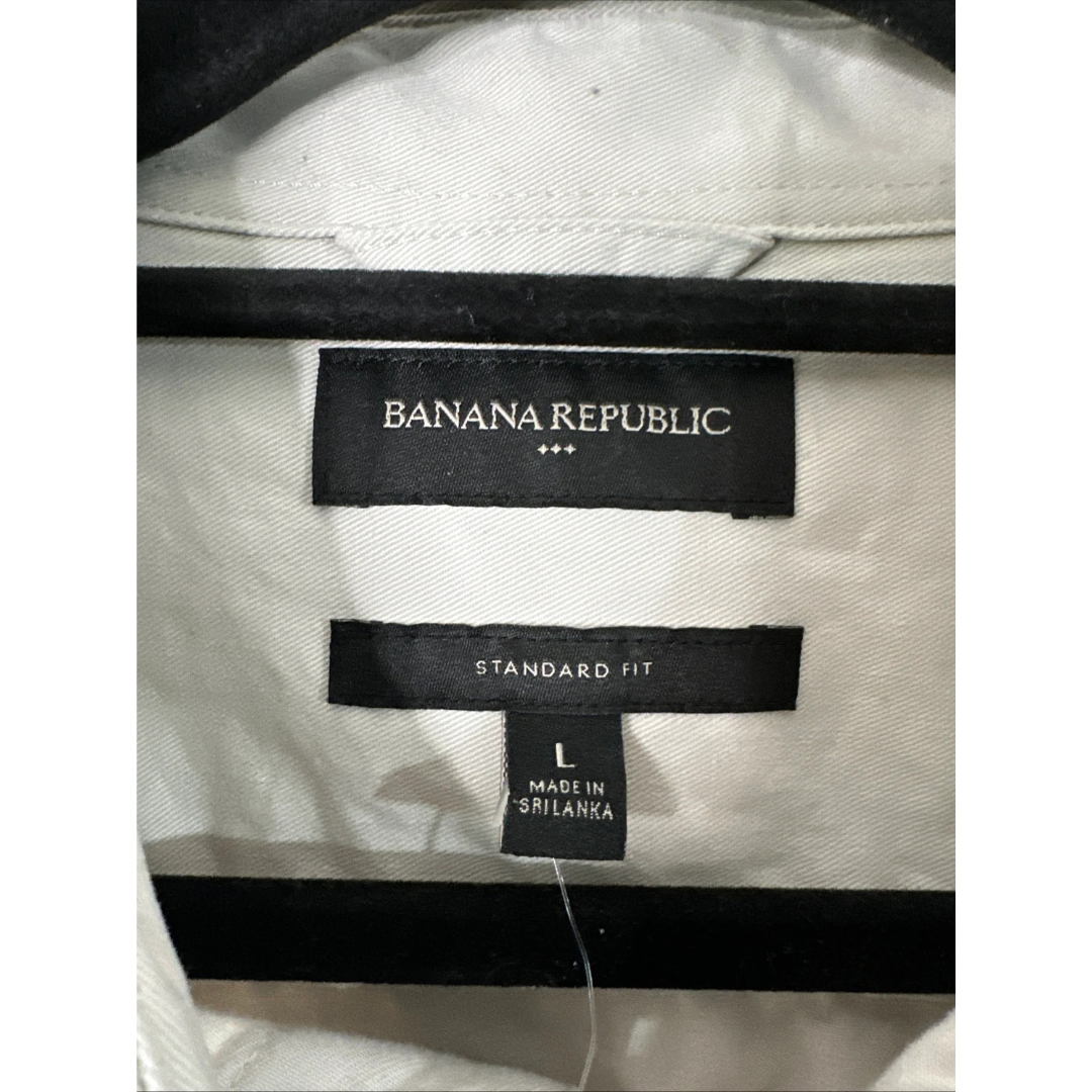 Banana Republic label on a garment with 'Standard Fit' and 'Made in Sri Lanka' text.