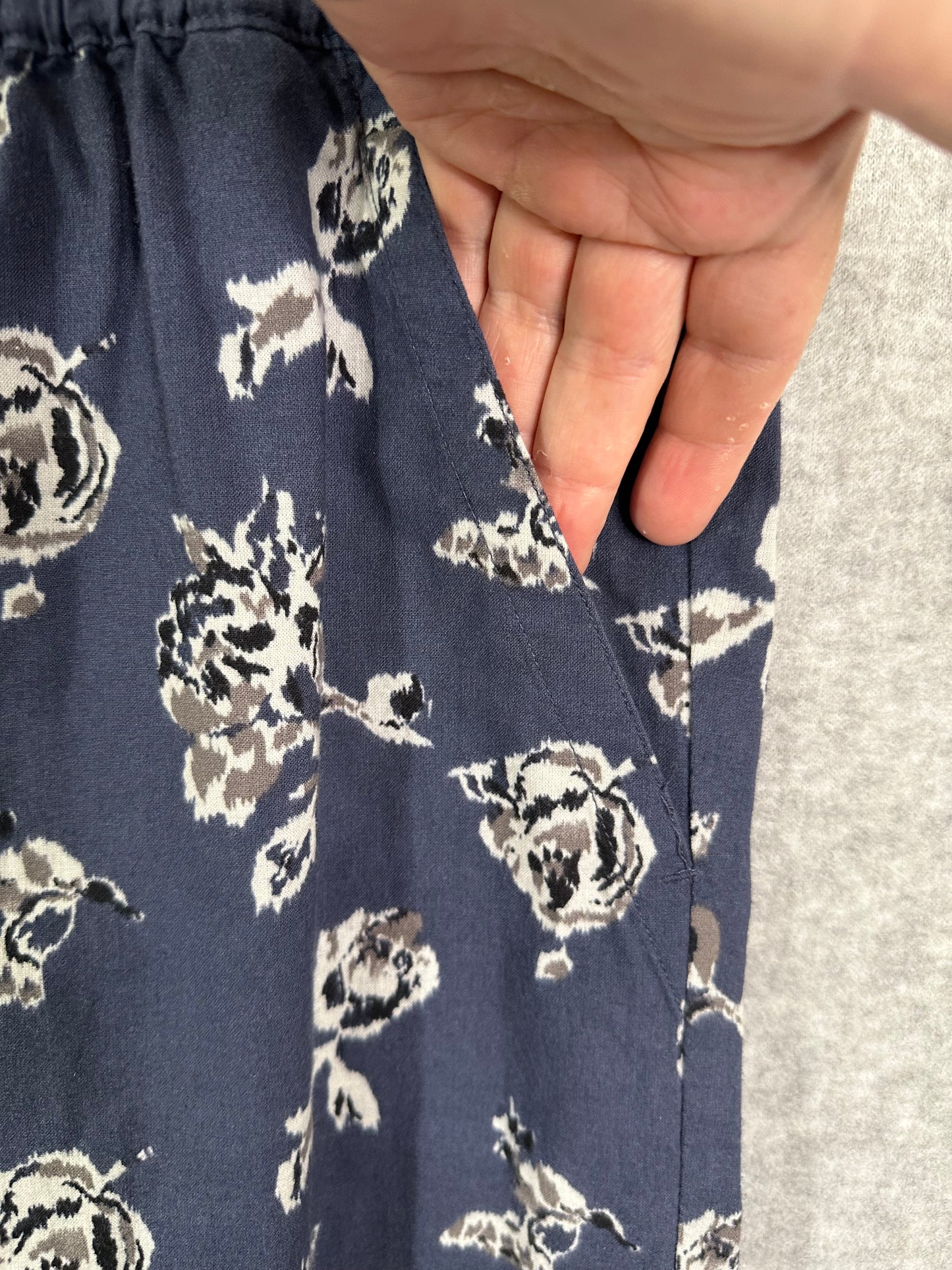 Vince Ikat Floral-Print Pull-On Shorts Men's Large